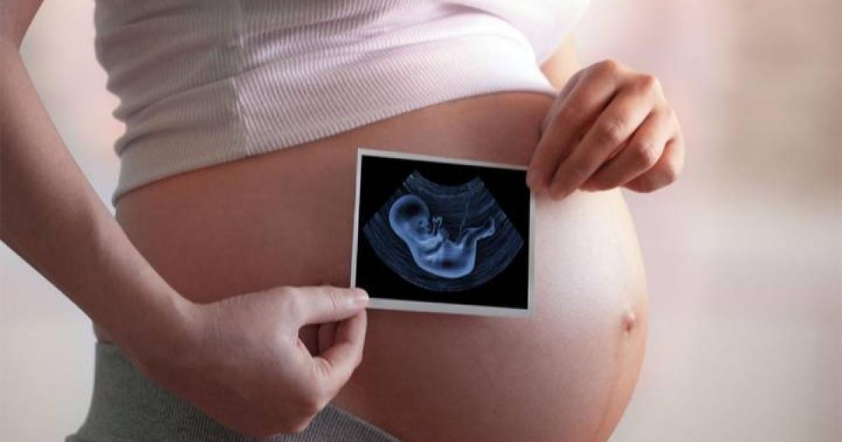 Ofrecer a las mujeres que van a abortar escuchar el latido fetal?